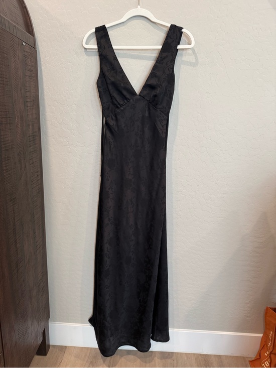 Dresses & Skirts - Elegant Black V-Neck Slip Dress